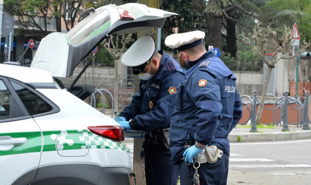 Una pattuglia della polizia locale di Saronno al lavoro (Blitz)