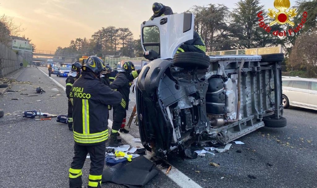 Il furgone che si è ribaltato in autostrada