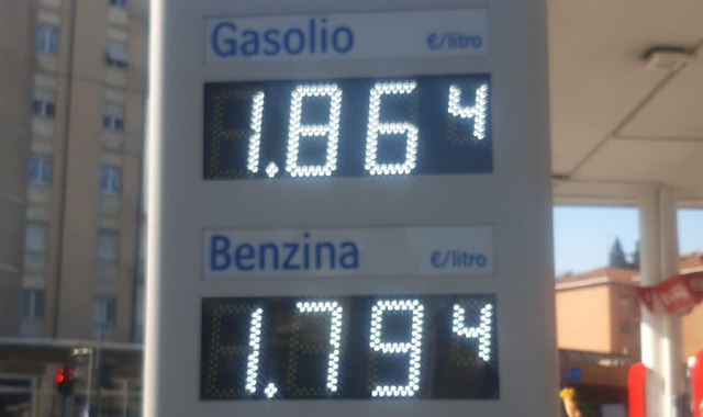 Il prezzo di benzina e gasolio ha iniziato la discesa verso i 2 euro