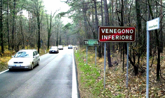 La strada che attraversa l’area del Parco Pineta, tra le province di Varese e Como
