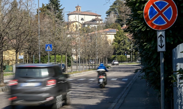 Su viale Europa i cartelli che indicano la velocità massima, 70 chilometri all’ora, non mancano. La Polizia locale: «Limiti non rispettati anche di giorno»(foto Blitz)
