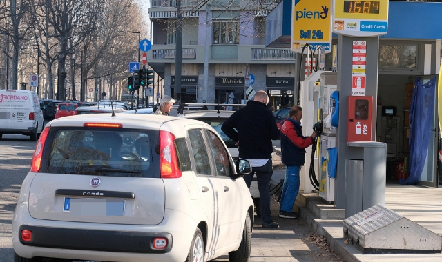 Dopo il taglio delle accise nei distributori italiani di confine compaiono anche auto con targa svizzera (Ansa)