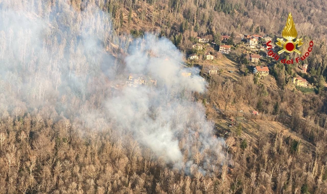 Le fiamme vicino alle case a Montegrino Valtravaglia (foto vigili del fuoco)