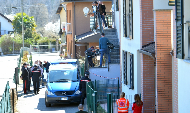 Gli inquirenti nella casa della tragedia (foto Blitz)