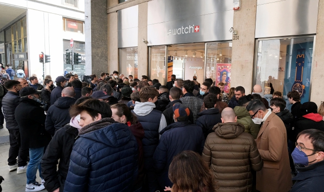 Lunga coda davanti allo Swatch di via Roma, a Torino (foto Alessandro Di Marco)