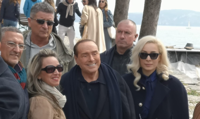 Per Silvio Berlusconi e Marta Fascina selfie coi fan sul lago Maggiore