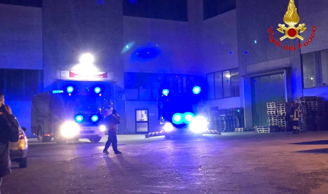 Fiamme in un’azienda ad Arcisate (foto vigili del fuoco)