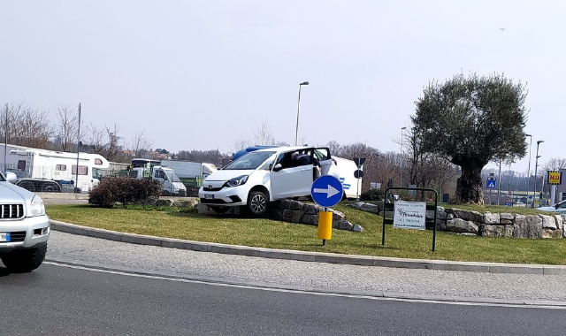 Malnate, sbanda e “atterra” sull’aiuola