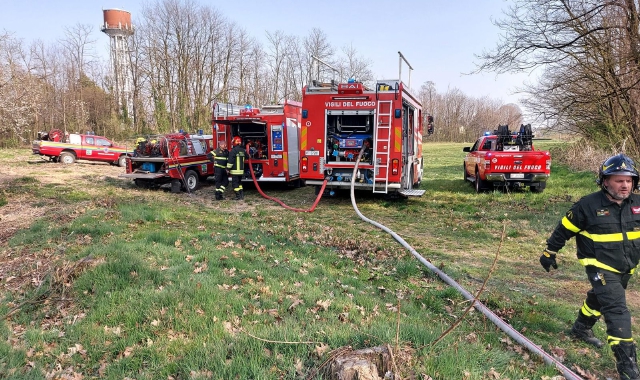 I vigili del fuoco impegnati nell’intervento alle Groane (Blitz)