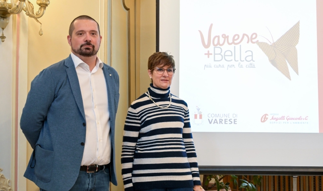 Giacomo Fossati della ditta Sangalli e l’assessore Nicoletta San Martino alla presentazione del nuovo servizio di raccolta dei rifiuti