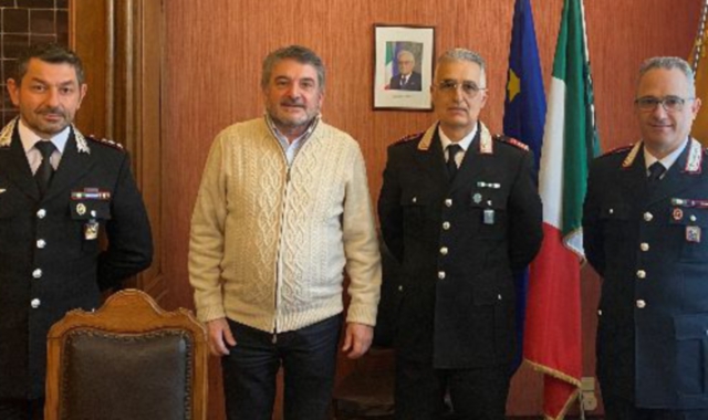 Roberto Notturno, primo a destra con il luogotenente Alfano, il sindaco Enrico Bianchi e il capitano Alessandro Volpini