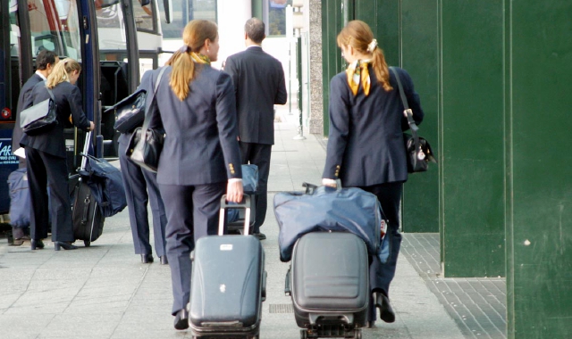 Malpensa, questionario hostess: «Hai figli?»