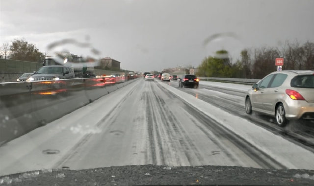 Grandine in autostrada fra Busto e Castellanza (foto Redazione)