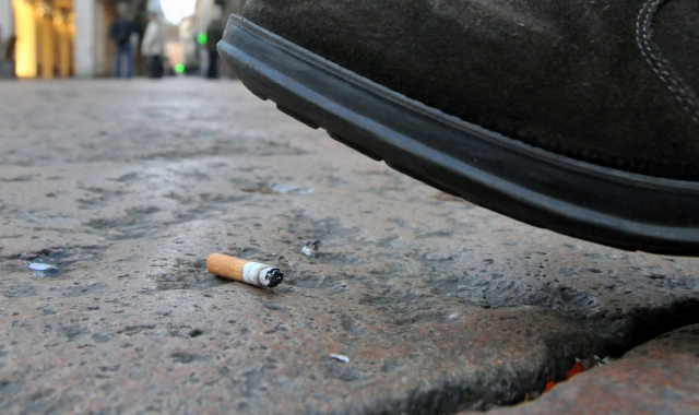 Mozziconi di sigaretta in centro a Saronno (foto Archivio)