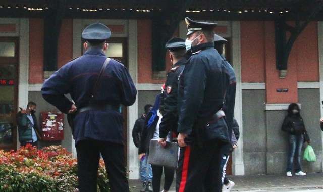 Carabinieri di Saronno nella zona della stazione (foto Blitz)