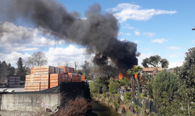 Le fiamme divampate ad Arona (foto Robberto)