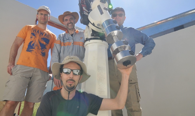 Più a destra, Piergiorgio Ferrante ritratto a Gent. Qui a lato, seduto Andrea Aletti, in piedi da sinistra Luca Buzzi, Federico Bellini e Gianni Galli in Namibia in questi giorni per l’installazione del telescopio della Società Astronomica Schiapparelli