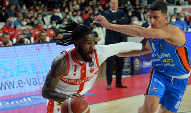 Marcus Beane in penetrazione contro Giordano Bortolani: il giovane azzurro ha stravinto il duello con l’americano di Varese (Blitz)