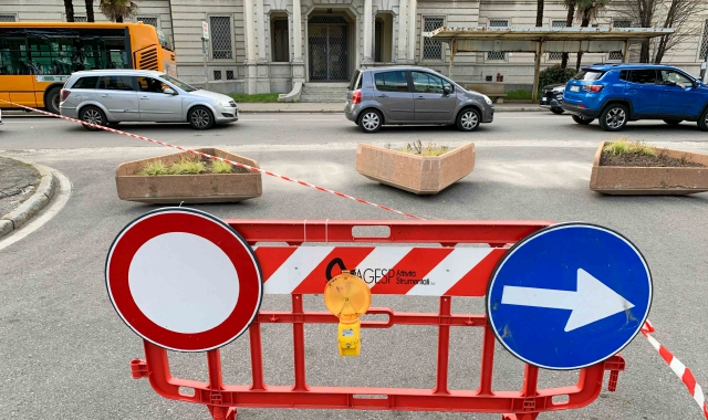 Sabato 9 aprile sono state tracciate sull’asfalto di piazzale Solaro le strisce blu per la sosta a pagamento (foto Blitz)