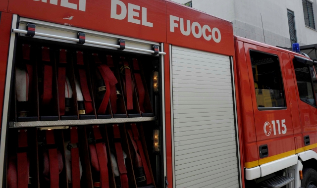 Alba di fuoco, un vicino evita la tragedia