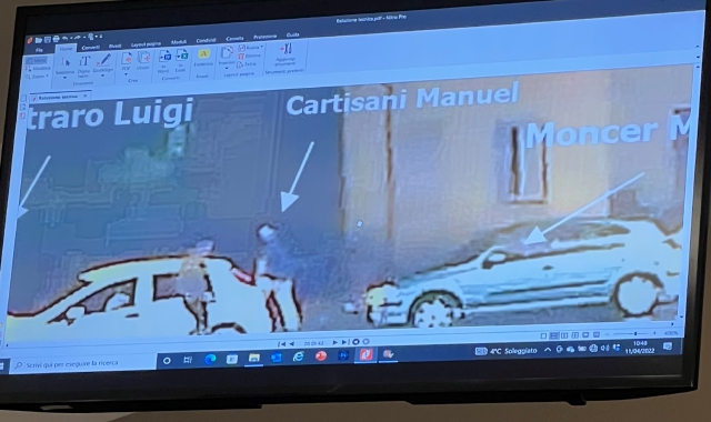 Un frame del video delle telecamere di sorveglianza (foto Redazione)