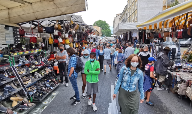 Il mercato di Luino è da sempre un punto di riferimento commerciale per clienti svizzeri e italiani (foto Blitz)