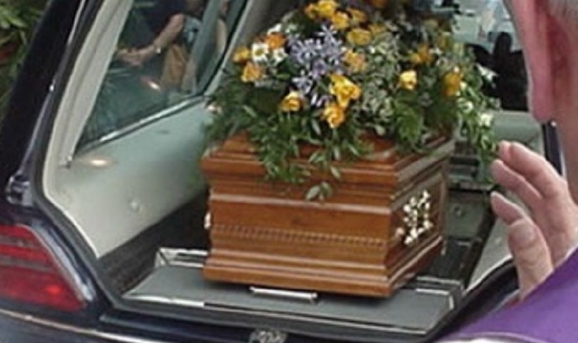 Un carro funebre come quello che è finito nella scarpata a Montepetra