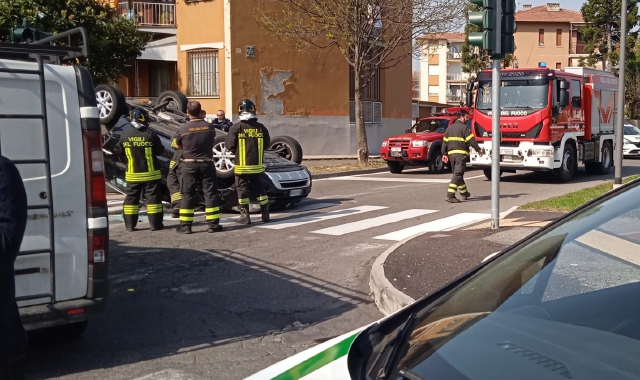 Auto si ribalta, paura a Busto Arsizio