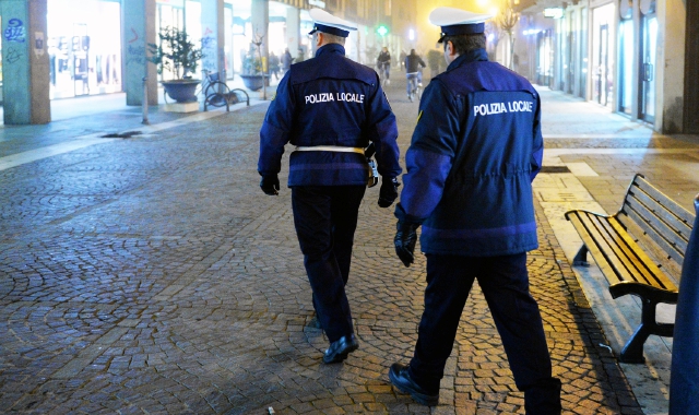 Una pattuglia della polizia locale di Saronno (Blitz)