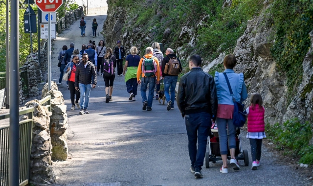 Turisti ieri al Sacro Monte (foto Blitz - Stefano Benvegnù)
