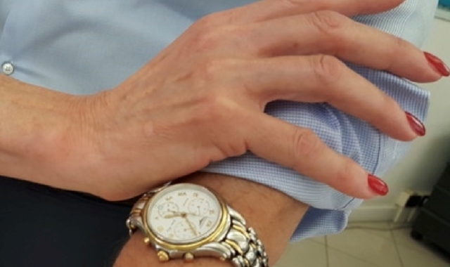 La ladra gentile ti sfila orologio e portafoglio