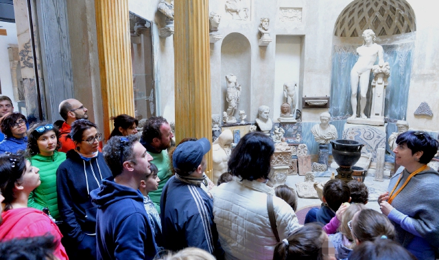 Un gruppo di turisti sul Sacro Monte (foto Blitz)