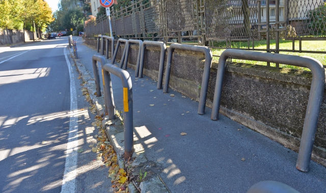 Gli archetti salvapedoni in via Copelli sono stra le strutture più danneggiate dalle auto (foto Archivio)