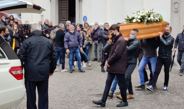 Nelle foto Blitz la conclusione dei funerali di Andrea Felli (a destra), l’uomo di 37 anni morto sabato 16 aprile in un incidente stradale: tantissimi amici ieri mattina a Cuveglio gli hanno detto addio