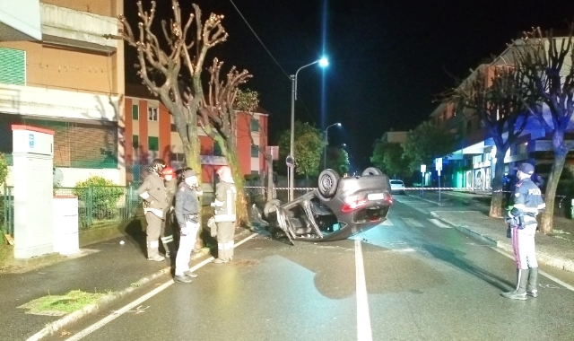 Verbania, auto sbanda e si ribalta