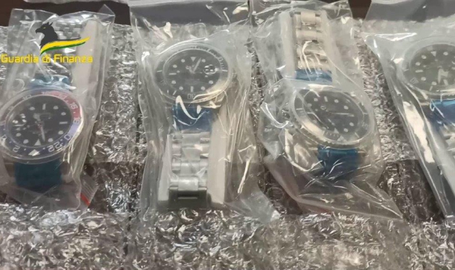 Alcuni degli orologi sequestrati (foto guardia di finanza)
