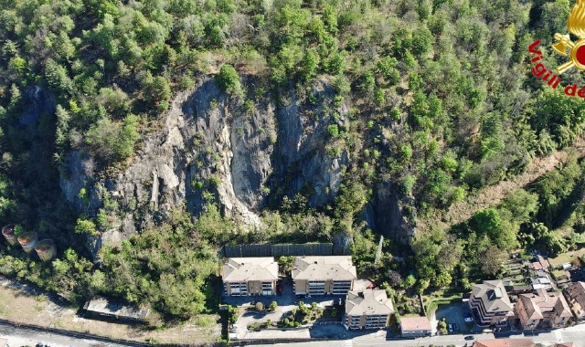 Il movimento franoso avvenuto a Creva, nei pressi dei condomini (foto vigili del fuoco)