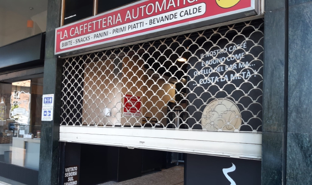 Uno dei due distributori di snack presi di mira (foto redazione)