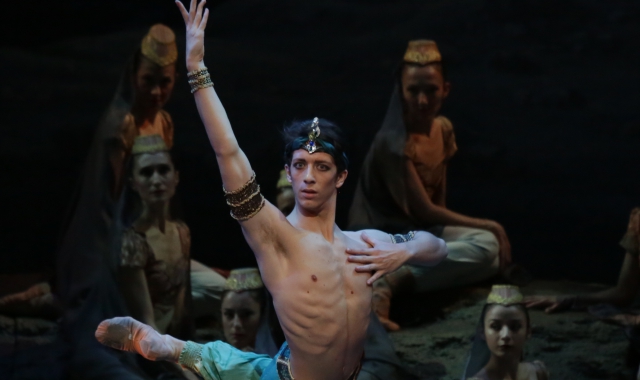 Nella pagina di sinistra Mattia Semperboni. Dall’alto in senso orario: Camilla Cerulli e Mattia Semperboni in «Excelsior» del Gala Fracci (ph Brescia e Amisano © Teatro alla Scala); un ritratto di Mattia Semperboni (ph Brescia e Amisano ©Teatro alla Sca
