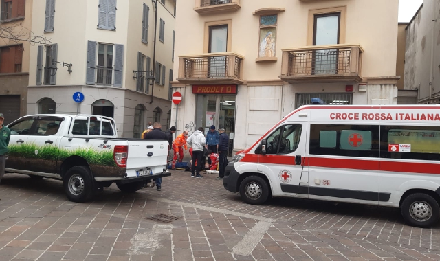 Saronno, infarto in centro: salvato 70enne