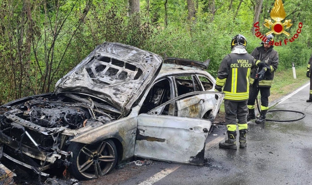 L’auto divorata dal fuoco a Somma Lombardo (foto vigili del fuoco)