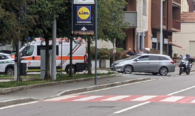 Un postino è stato coinvolto in un incidente questa mattina a Saronno (foto Blitz)