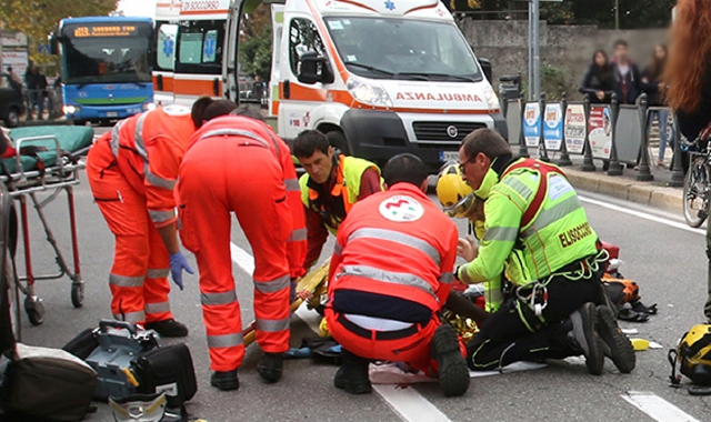 Saronno, calci alle auto in sosta
