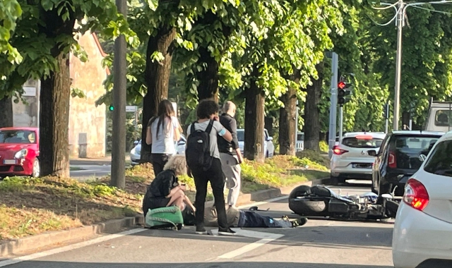 La moto a terra in viale Boccaccio  (foto Blitz)