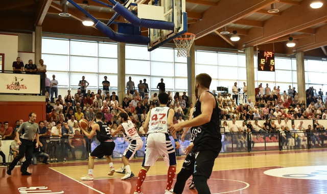 Il calore del PalaKnights per il debutto di Legnano nei playoff di serie B