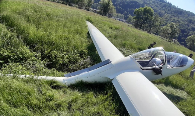 L’aliante atterrato in un campo a Mesenzana