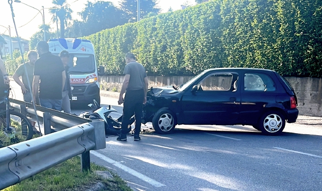 Lo scontro tra l’auto e la moto (foto Blitz)