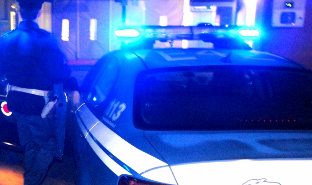 Assalta, minaccia, urina sull’auto della polizia: arrestato a Busto