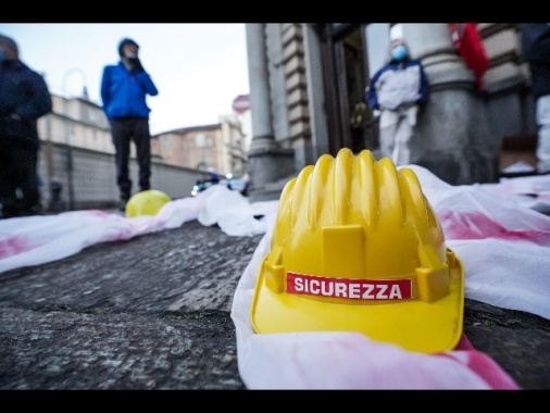Operaio muore incastrato in un macchinario