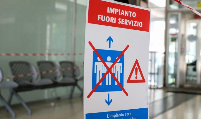 Legnano, donna bloccata in ascensore